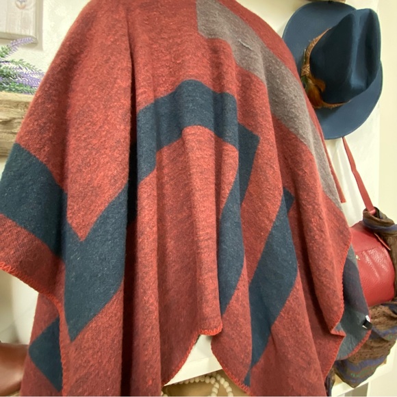 BB DOKOTA reversible cape/body wrap w country:prairie/western/cottage vibe - Picture 9 of 14